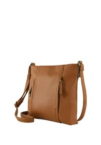 Sac bandoulière en cuir tan avec une surface texturée, un design épuré, une sangle ajustable et un subtil détail de fermeture éclair à l'avant.