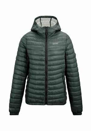 Chaqueta acolchada ligera de color verde oscuro con costuras horizontales, cremallera frontal completa, capucha y dos bolsillos laterales con cremallera.