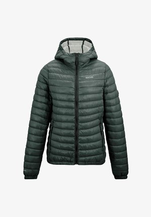 Chaqueta acolchada ligera de color verde oscuro con costuras horizontales, cremallera frontal completa, capucha y dos bolsillos laterales con cremallera.