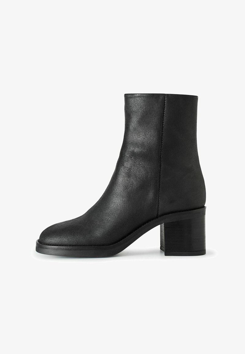 Czarne skórzane botki za kostkę z zaokrąglonym noskiem, średniej wysokości obcasem w kształcie bloku, gładką teksturą i minimalnymi detalami szycia.
