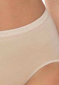 Beżowa bawełniana bielizna hipsterska z gładką fakturą, z cienkim elastycznym pasem i subtelnym logo na pasku.