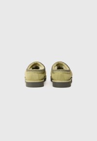 UGG TASMAN II - Papucsok - muted brass/magnolia leaf