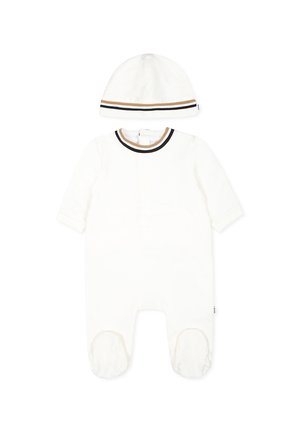Rompers blancs pour bébé avec des manches longues, fermeture à pression à l'arrière, et un bonnet assorti blanc avec des rayures brunes et noires. Tissu en coton doux.
