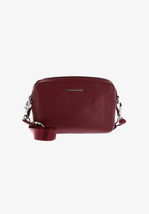 Sac bandoulière rectangulaire en cuir bordeaux avec surface texturée, logo argent "Mandarina Duck" et bandoulière amovible avec attaches en argent.