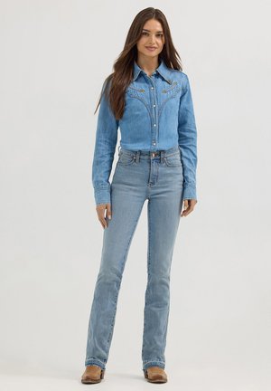 WRANGLER X LAINEY WILSON BOOT HUGGER - Bootcut jeans - sky wash