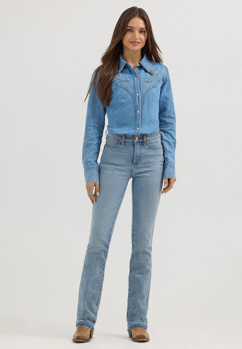Wrangler WRANGLER X LAINEY WILSON BOOT HUGGER - Jean bootcut - sky wash
