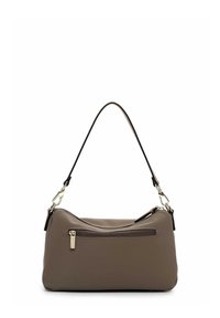 Borsa a spalla sintetica marrone con forma curva, tracolla nera regolabile, tasca frontale con zip e dettagli in hardware color argento.