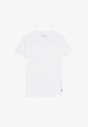 Hvid bomulds T-shirt med korte ærmer og en knudedetail på venstre skulder. Har et lille logo i nederste højre hjørne.