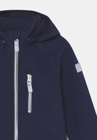 Marineblaue Jacke mit Kapuze, ausgestattet mit einem durchgehenden Reißverschluss, kontrastierenden grauen Akzenten und einem kleinen quadratischen Logo auf dem linken Ärmel.