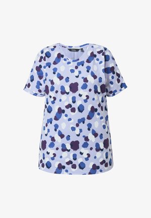 Camicia lavanda a maniche corte con scollo rotondo, coperta da un motivo irregolare di schizzi di vernice blu, navy, bianca e viola.