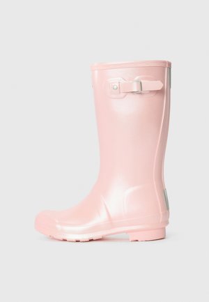 Cizmă de rain de cauciuc roz, cu un finisaj lucios, care are un accent cu cataramă pe lateral, vârful rotund și talpa texturată pentru aderență.