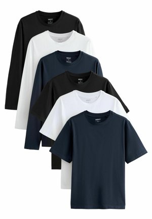 Vijf langharige t-shirts in zwart, wit en marineblauw. Elk heeft een ronde hals en korte mouwen, gemaakt van een gladde katoenen stof.