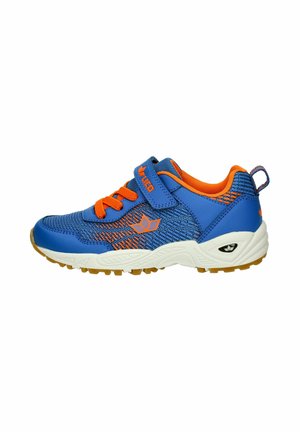 Blauer und oranger Kindersportschuh mit Klettverschluss, orangen Schnürsenkeln, gepolsterter weißer Sohle und strukturiertem Gummiboden.