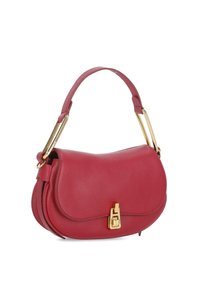 Borsa a mano in pelle rossa con forma curvilinea, superficie texturizzata, dettagli in metallo dorato e manico corto. Dotata di chiusura a scatto.