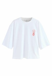 Balta kokvilnas T-kreklu ar pārmērīgu fitu, apaļu kakla izgriezumu un īsām piedurknēm; priekšpusē ir neliels sarkans vāzes grafikas attēls ar ziedu dizainu.
