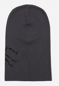 Gorro de punto negro, textura suave, forma ajustada, con un diseño de mano esquelética como acento en un lado. Costura que va de arriba a abajo.