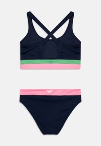 Marineblaues Bikini-Set mit einem Rückenverschluss-Oberteil, das grüne und pinke horizontale Streifen aufweist, sowie passenden Unterteilen mit einem pinken Taillenbund und Logo.