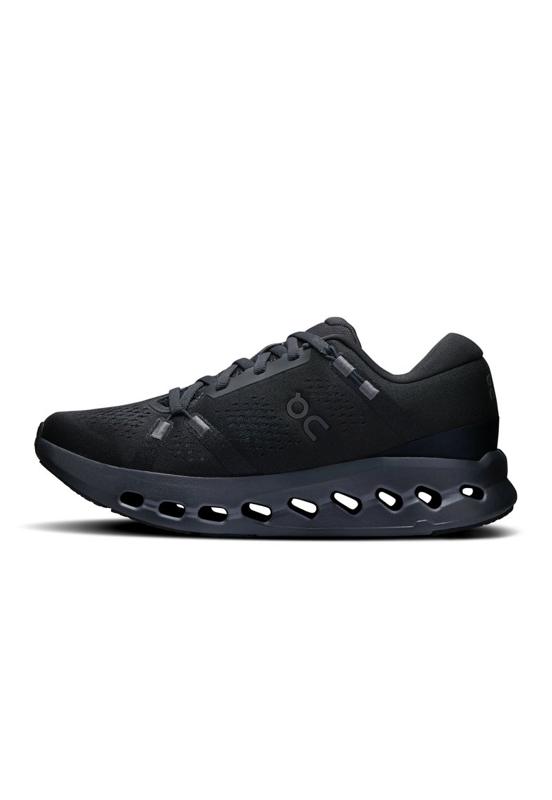 Chaussures de sport noires avec un dessus en maille respirante, un col rembourré et une semelle amortissante dotée de sections découpées pour plus de flexibilité.