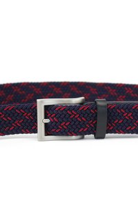 Geweven elastische riem in marineblauw met rode accenten, voorzien van een zilveren metalen gesp en een zwarte leren houder. Duurzaam en flexibel ontwerp.