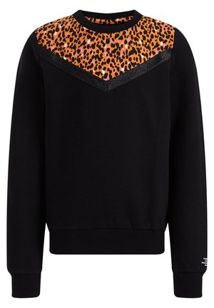 Sort langærmet sweatshirt med orange og pink leopardmønsterpanel tværs over den øvre brystkasse og sort chevronbånd nedenunder.