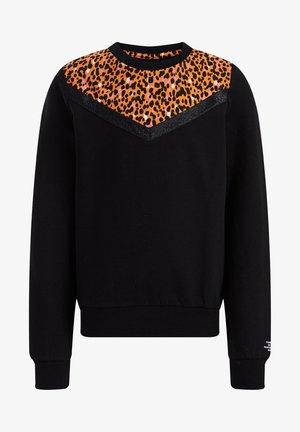 Schwarzer Sweatshirt mit langen Ärmeln und einem orange-rosa Leopardenmuster über der oberen Brust sowie schwarzem Chevron-Besatz darunter.