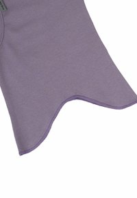 Tissu violet clair avec une texture lisse, présentant un ourlet asymétrique et une bordure cousue. Design minimaliste, adapté pour une tenue décontractée.