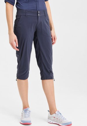 Granatowe spodnie capri wykonane z lekkiego, trwałego materiału; posiadają dwie boczne kieszenie, elastyczny pas oraz regulowane mankiety.