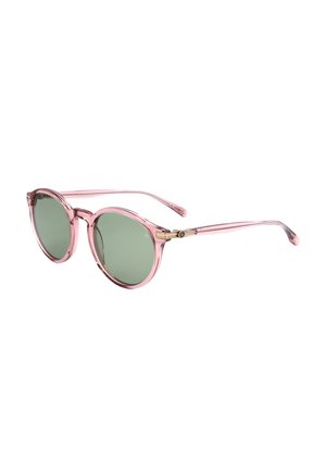 Occhiali da sole rotondi con montature rosa traslucide e lenti verdi sfumate, mostrati leggermente inclinati su sfondo bianco.