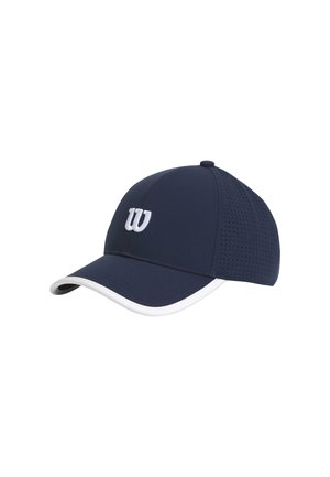 Granatowa czapka z daszkiem typu baseball z perforowanymi tylnymi panelami, białym obszyciem daszka i białym wyszywanym literą "W" z przodu.