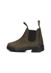 Bruine leren Chelsea boot met zwarte elastische zijkanten, zwarte trekriempjes en een dikke zwarte rubberen zool.