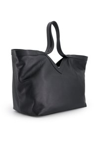 Schwarze Leder-Tasche mit strukturiertem Oberflächen, weitem Öffnung und zwei langen Griffen. Mit einem V-förmigen Schnitt an der Oberseite.