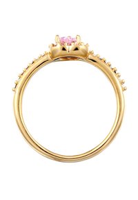 Bague en or avec une pierre précieuse rose sertie dans un sertissage à griffes, présentant de petits accents le long du bandeau pour plus de détail et de texture.