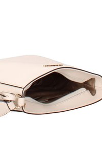 Borsa a mano beige strutturata con chiusura a zip, materiale sintetico liscio, dettagli in metallo dorato e scomparto interno con fodera a contrasto.