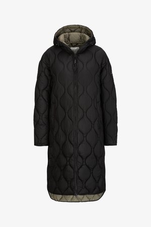 Zwarte gewatteerde lange jas met capuchon, voorzien van een ritssluiting en groene voering. Rond patroonstructuur en lange mouwen.