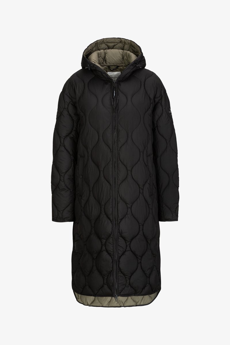 Zwarte gewatteerde lange jas met capuchon, voorzien van een ritssluiting en groene voering. Rond patroonstructuur en lange mouwen.