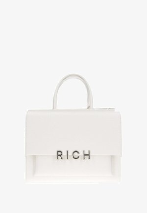 Sac à main en cuir blanc avec un design structuré, doté d'une poignée supérieure et d'un logo métallique "RICH" sur le devant. Texture lisse et accents minimaux.