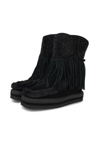 Czarne zamszowe botki za kostkę z frędzlami i ćwiekami. Posiadają puszyste futerko w środku oraz grubą, teksturowaną podeszwę.