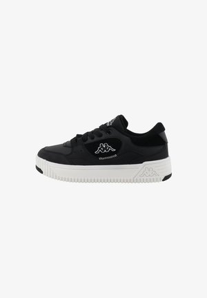 Schwarze Sneaker mit einem glatten synthetischen Obermaterial, weißer Gummisohle und kontrastierendem Logodesign an der Seite; mit strukturierten Akzenten und Schnürsenkeln.