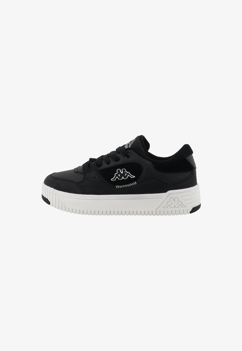 Czarne sneakersy z gładką syntetyczną cholewką, białą gumową podeszwą i kontrastowym wzorem logo z boku; mają teksturowane akcenty i sznurówki.