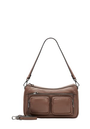 Borsa a tracolla in pelle marrone con una superficie liscia, due tasche anteriori con zip, tracolla removibile e dettagli in metallo argentato.