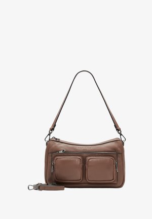 Sac à main en cuir marron avec une texture lisse, deux poches zippées à l'avant, une bandoulière amovible et des accents en métal argenté.