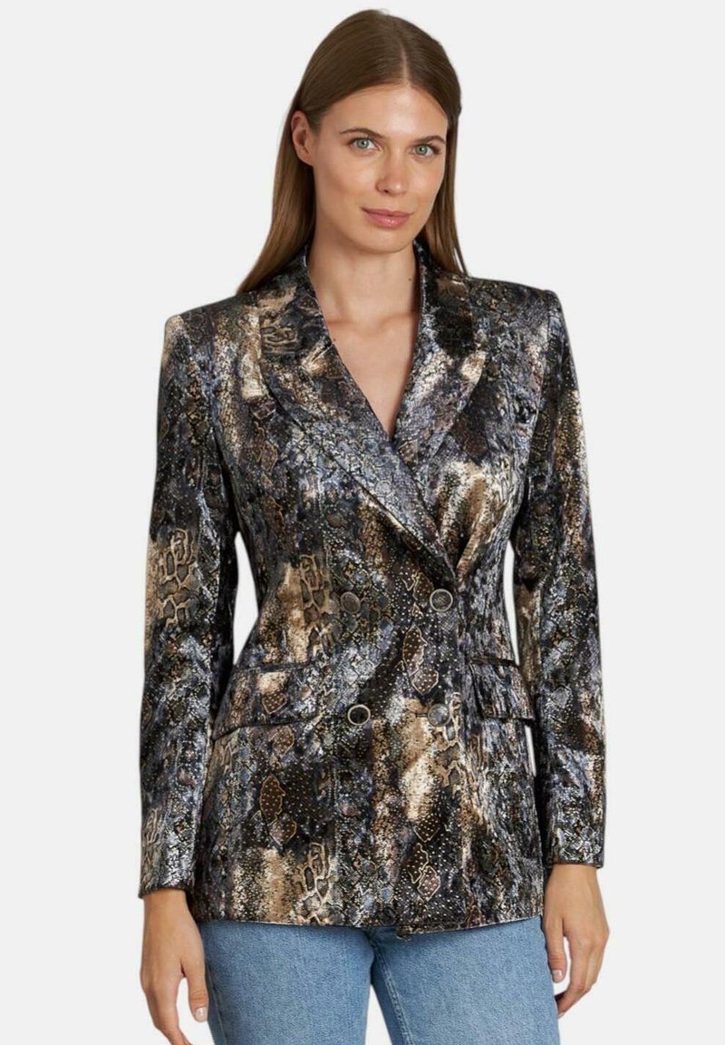 Blazer de estampado de serpiente metálico que presenta un diseño de doble botonadura, collar con solapas y dos bolsillos frontales, con un acabado brillante en tonos marrones y negros.