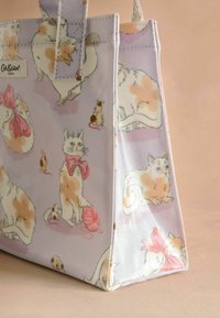 Taschen mit Katzenmotiv aus lilafarbener Baumwolle, die verschiedene Illustrationen von Katzen und Mäusen zeigt. Strukturierte Form mit zwei kurzen Griffen.