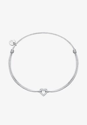 Sølvjusterbart armbånd med en lille diamantbesat hjertevedhæng i midten og et rundt vedhæng med en hjerteindgravering nær knuden.