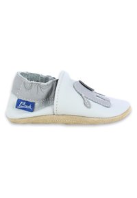 Witte leren babyschoen met grijze accenten, suède zool en gestikte details. De zijkant heeft een grijs handvormig ontwerp en een blauwe label.