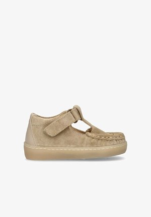 Beige ruskind-barnesko med T-stropdesign, velcrolukning, syninger og gummisål.