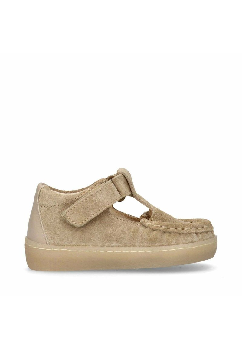 Beige suède peuterschoen met een T-schoennetontwerp, klittenbandsluiting, gestikte details en een rubberen zool.