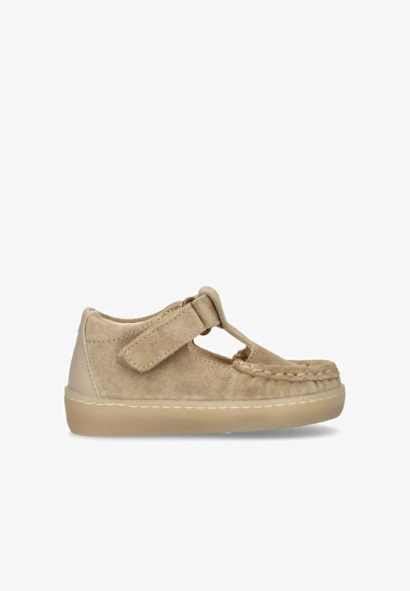 Scarpa per bambini in suede beige con design a T, chiusura a velcro, dettagli cuciti e suola in gomma.