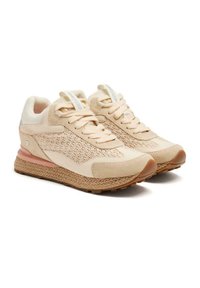 Zapatillas deportivas beige con parte superior de punto texturizado, acentos de ante y media suela tejida. Presenta cordones planos y una suela acolchada.