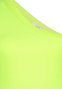 Neon gele geribde tanktop met een brede halslijn en een gladde textuur, met een label zichtbaar bij de schoudernaad.